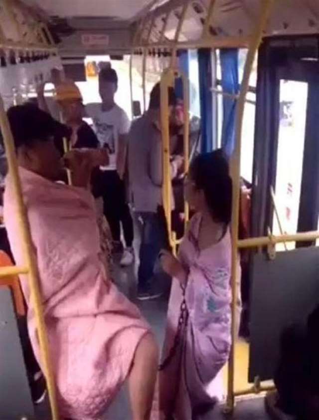 公交车上一对情侣奇葩,披著床单就出来了,男的脖子上还挂个狗链
