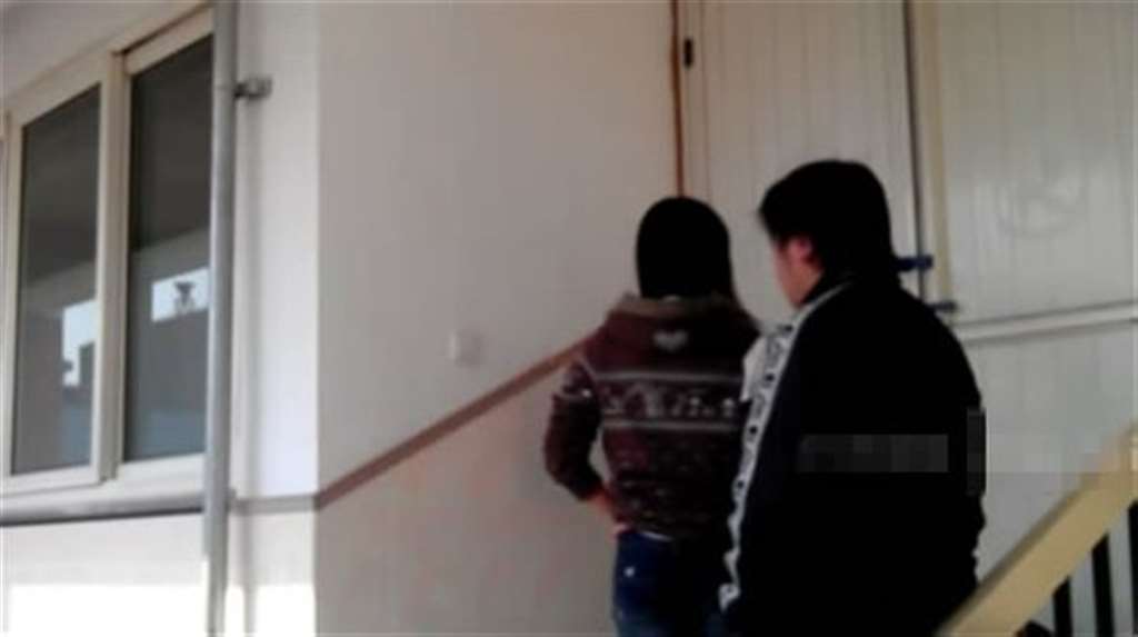 上海某大学一对情侣公然在教学楼楼梯间活春宫,情侣楼梯间公然欢爱