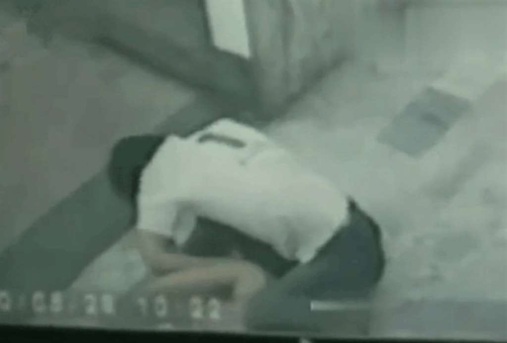 网上流传一段视频显示,一对疑似学生情侣,在教学楼楼梯间公然做爱,而