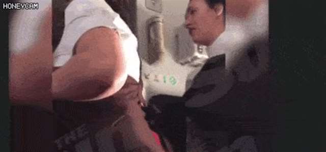 陌生男女万里高空上啪啪啪! 3名空姐敲门怒斥竖中指:你们声音太大了 !