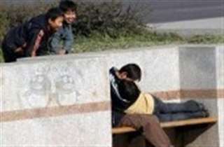 大学生情侣激情打野战遭偷拍 场面犹如三级片