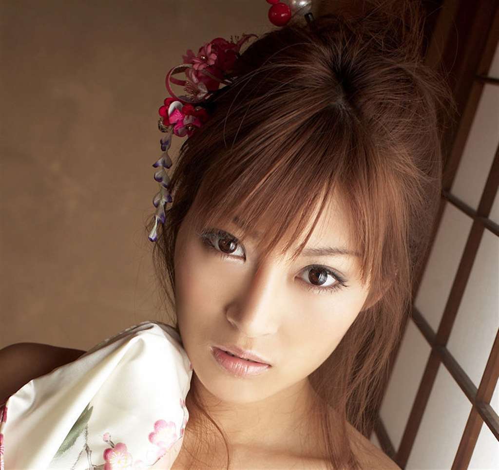 明日花绮罗,1988年10月2日出生于北海道,日本av女优,歌手1.
