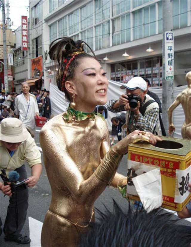 [贴图]日本街头的裸体行为艺术募捐