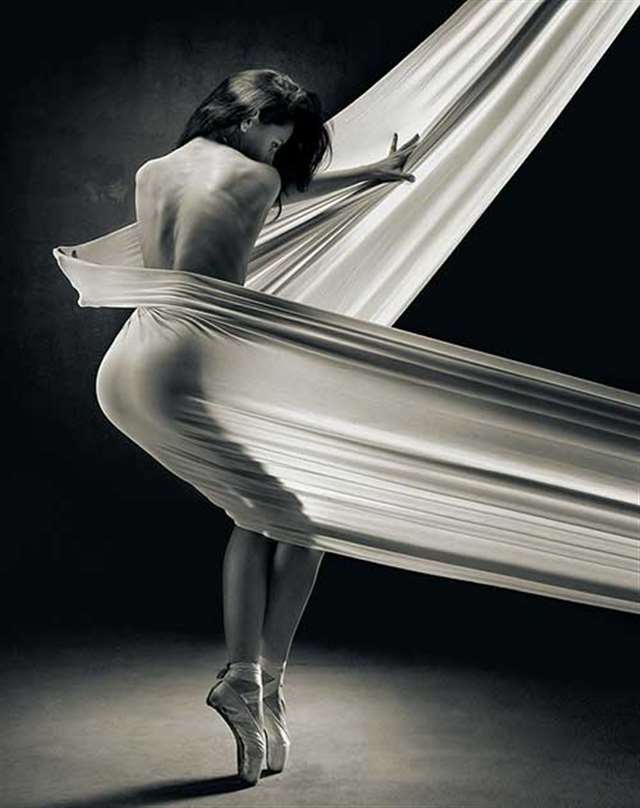 黑白大胆人体写真超脱了肉体和欲望本身