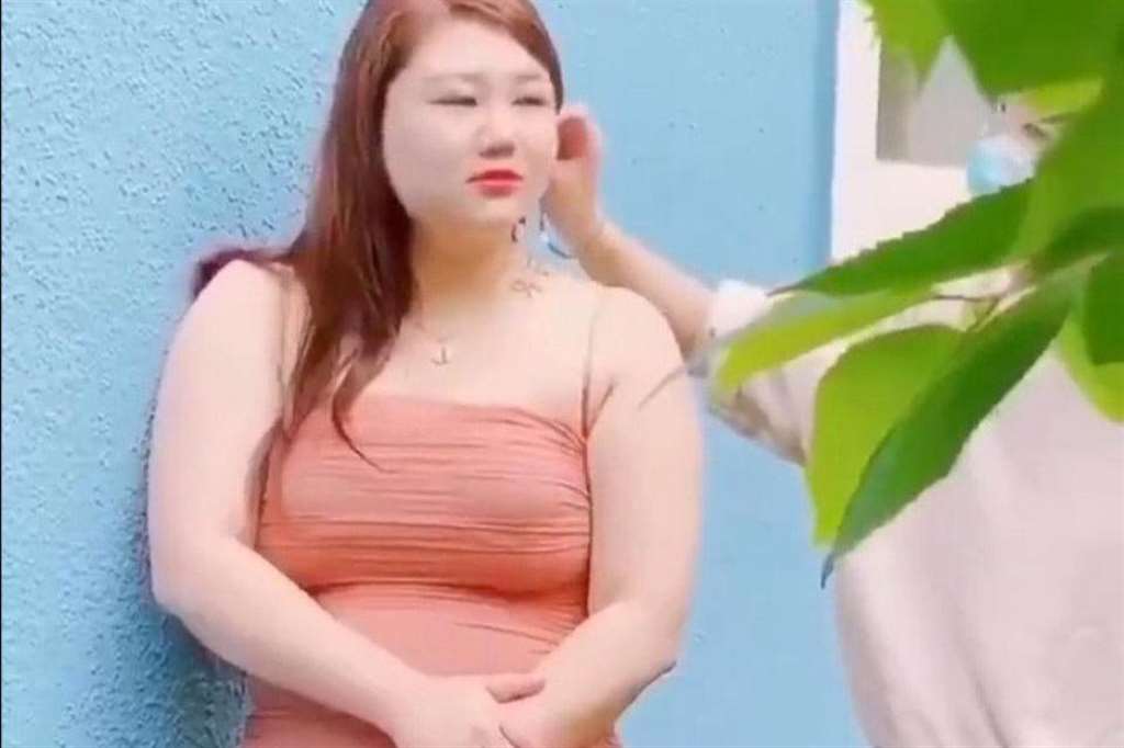 女白领流行拍裸体艺术照 拿给男同事欣赏(图)