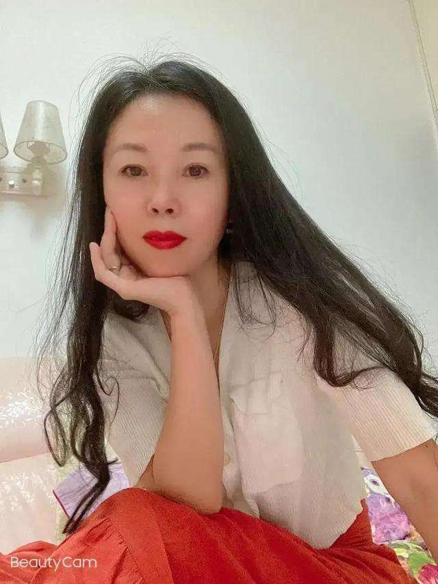 旅游认识了刚离异的少妇一起游玩得很开心