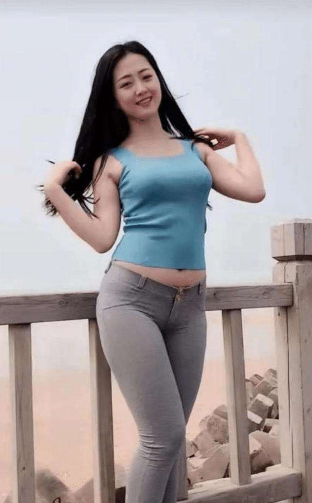 少妇这紧身牛仔裤选择好身材曲线曼妙轻松展示性感一面