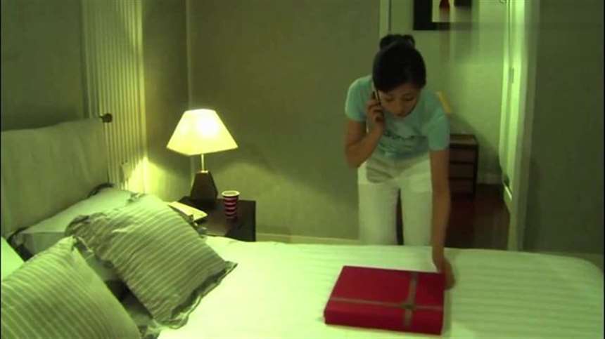 小伙还挺懂情趣,送少妇性感内衣,少妇喜欢得不得了!