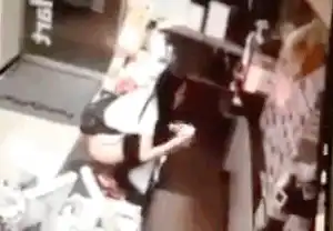【视频】重口慎点!因为一句话,女子在便利店当场脱裤喝尿!