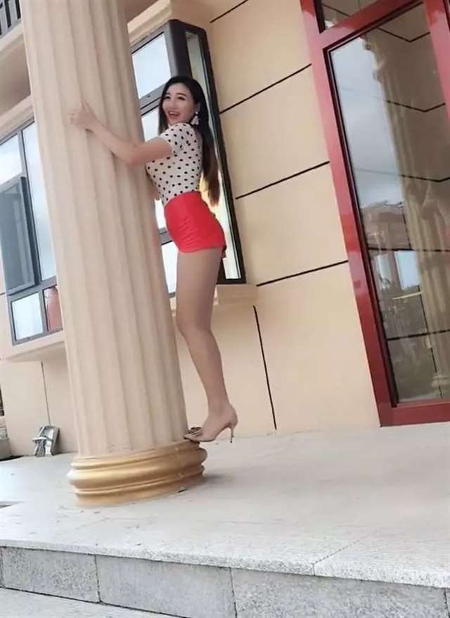 肉色丝袜,皮裤的混搭,小姐姐个不高,却穿出了筷子腿