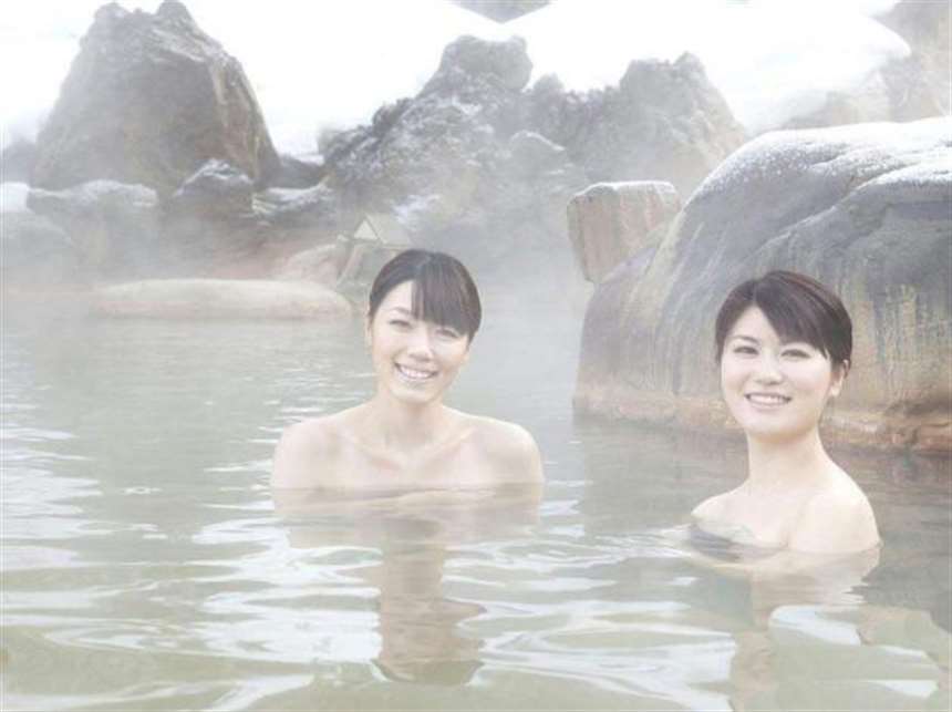 日本温泉需要裸泡,男女混浴流传至今,让人感到害羞