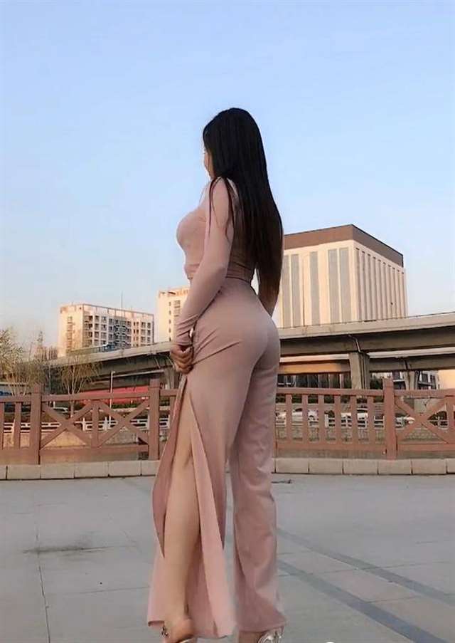 穿着恨天高的时尚美女,走路都要小心翼翼!