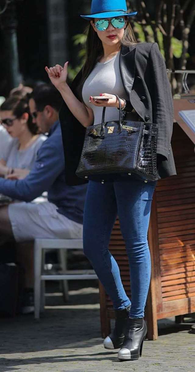 街拍时尚的少妇,丰腴的身材,圆润的上围,才更加吸引人