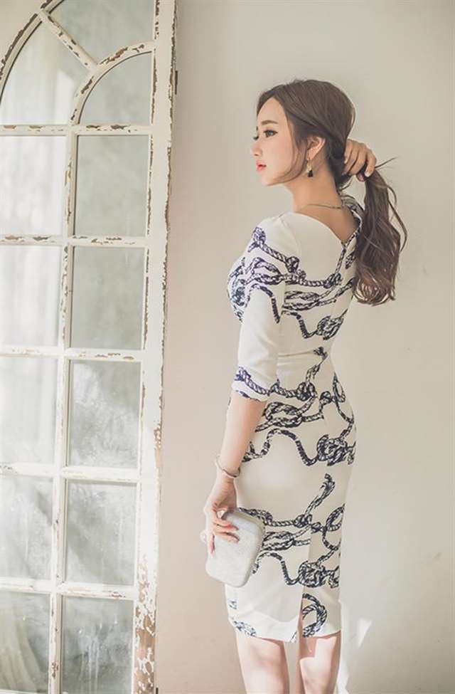 气质卷发少妇连衣包臀裙优雅写真