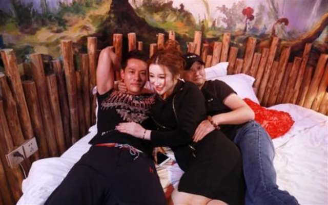 巨乳童颜不甘寂寞大秀胸器