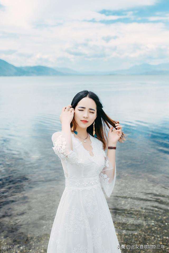 闺中少妇不知愁,春日凝妆上翠楼.忽见陌头杨柳色,悔教夫婿觅封侯.