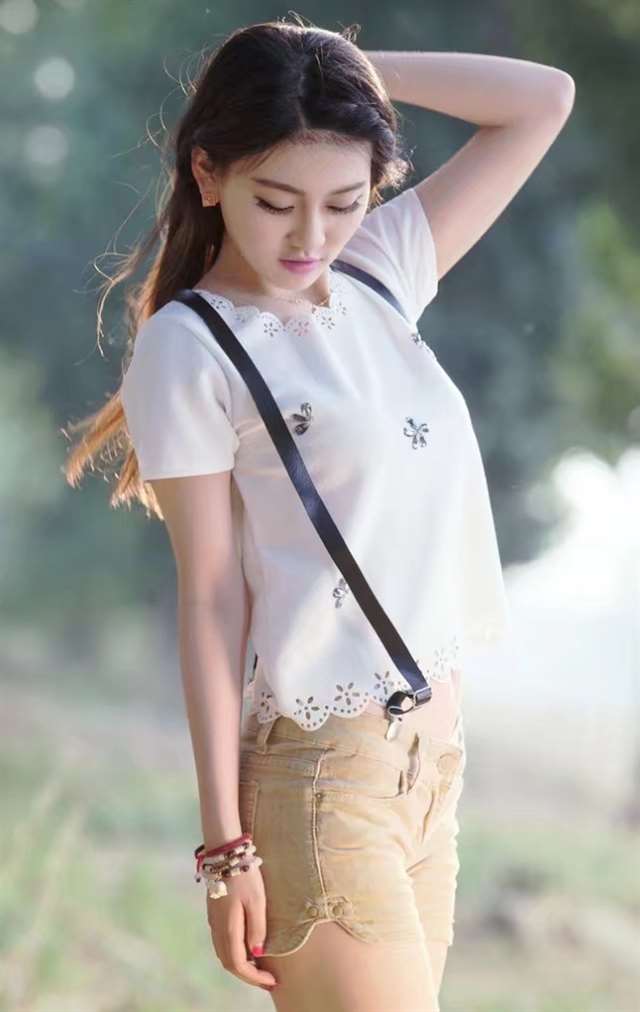 清纯少妇阳光开朗,清爽打扮婀娜多姿,举手投足皆是可爱