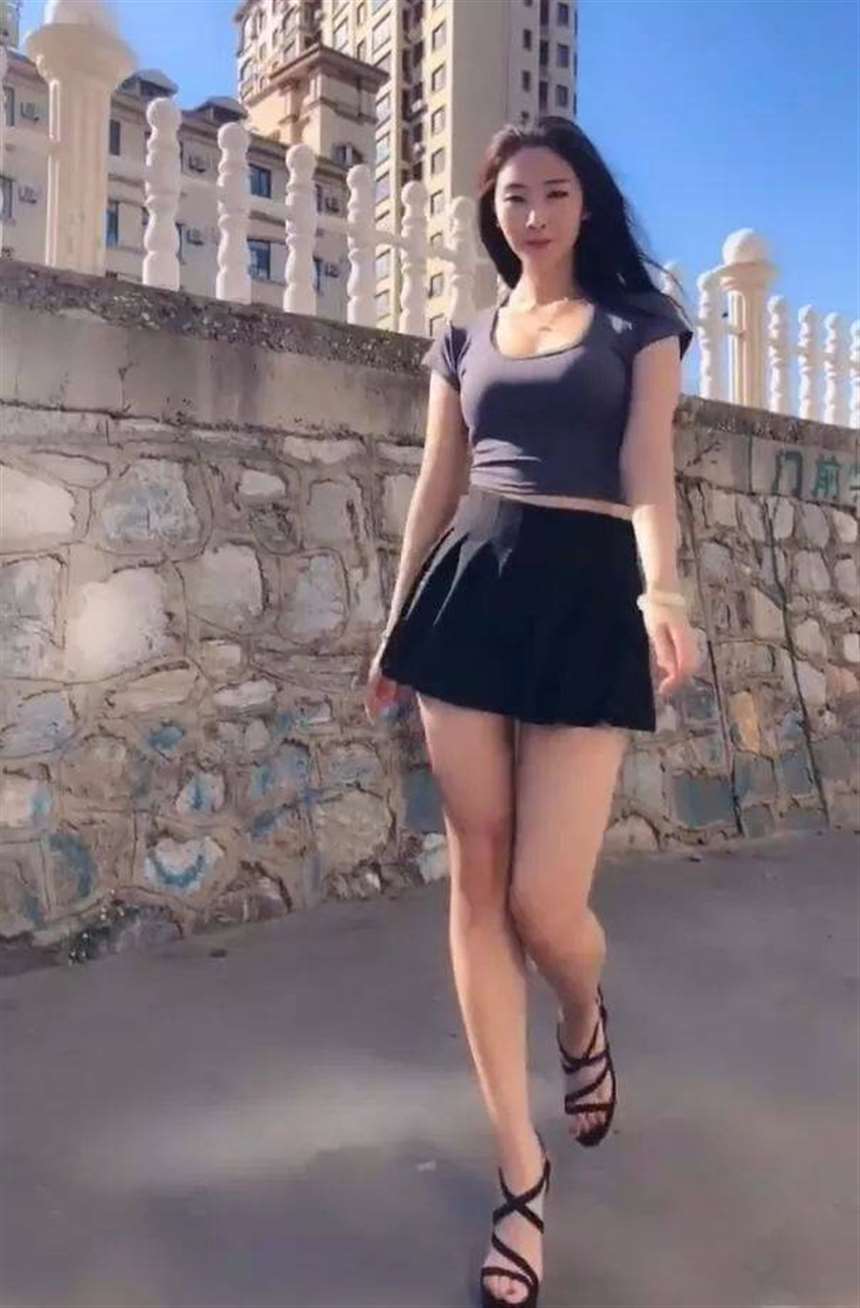 30岁美妇穿搭紧身衣,骆驼峰印出原型,年龄仿佛只是个数字