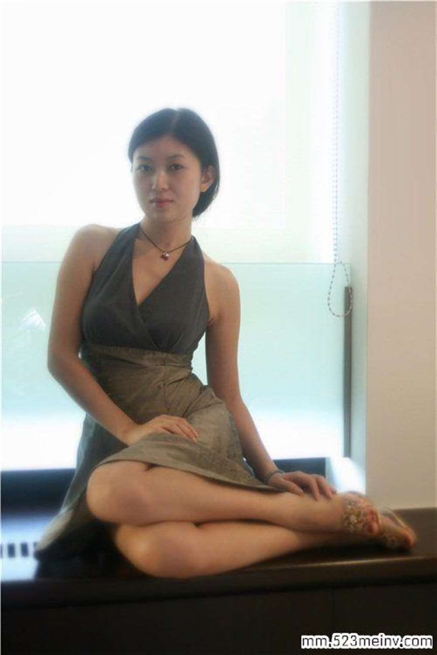 漂亮人妻气质少妇秀美腿图片