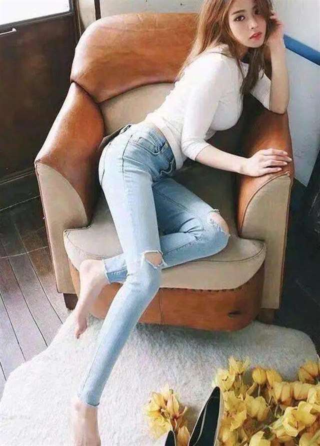 拥有大长腿的高挑美女,搭配牛仔裤,非常有魅力!