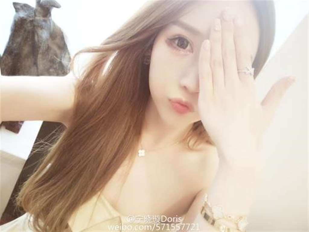 美艳90后校花被赞长腿梦中情人( 02 / 38 )