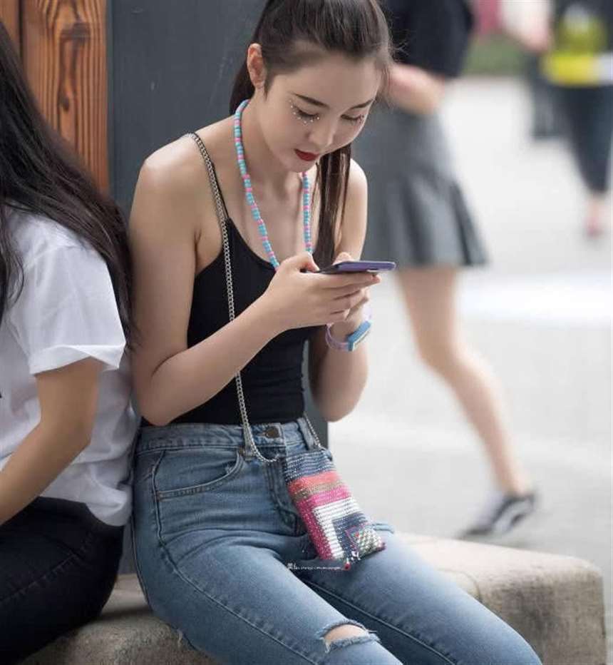 身高175女神当街美腿大比拼,黑色吊带女神完胜女闺蜜!