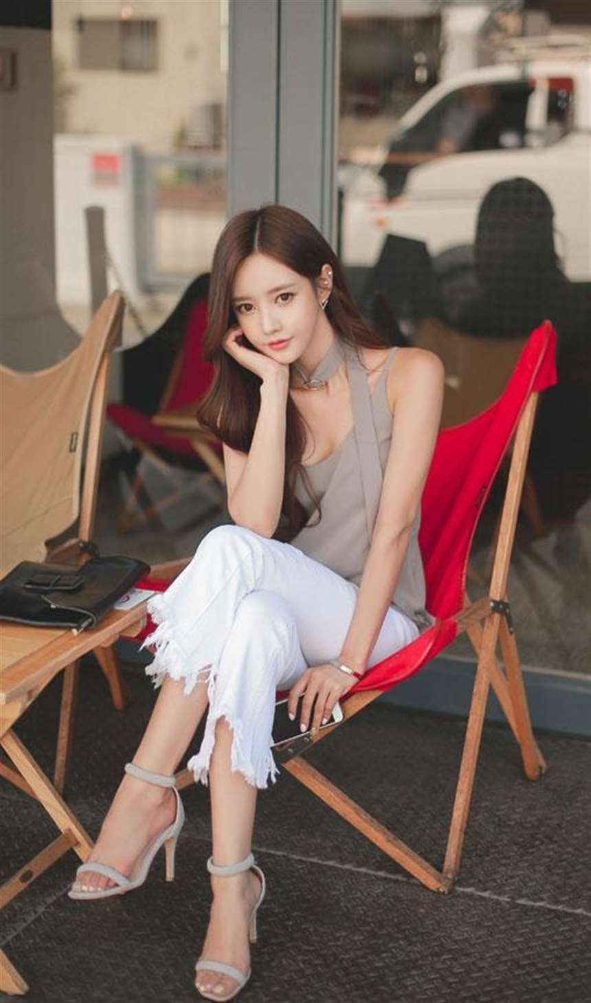 高挑身材的时尚美女,清秀容貌长腿细腰,格外优雅迷人