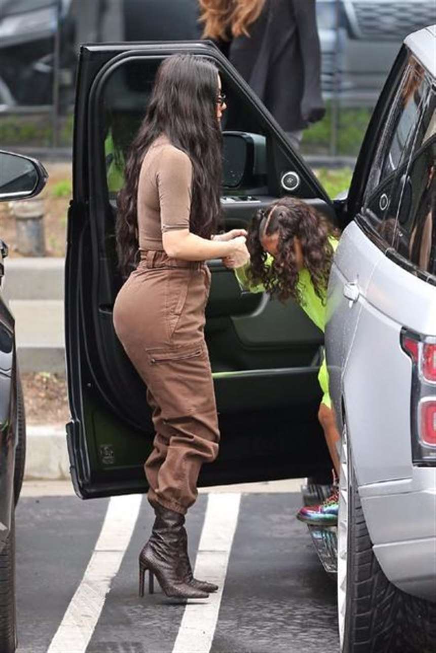 初为人妻的丰乳肥臀美女居家大胆撩开裙子风骚诱惑私房照