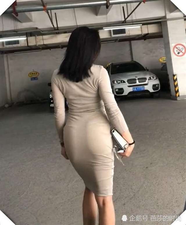 35岁的女人臀部好丰满,包臀裙彰显动人曲线,底盘很稳!