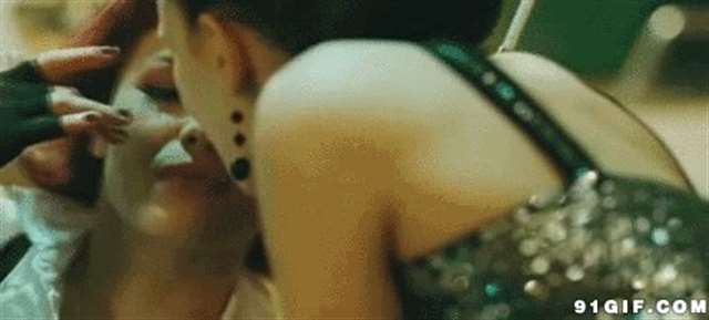 两个外国美女亲吻动态图片