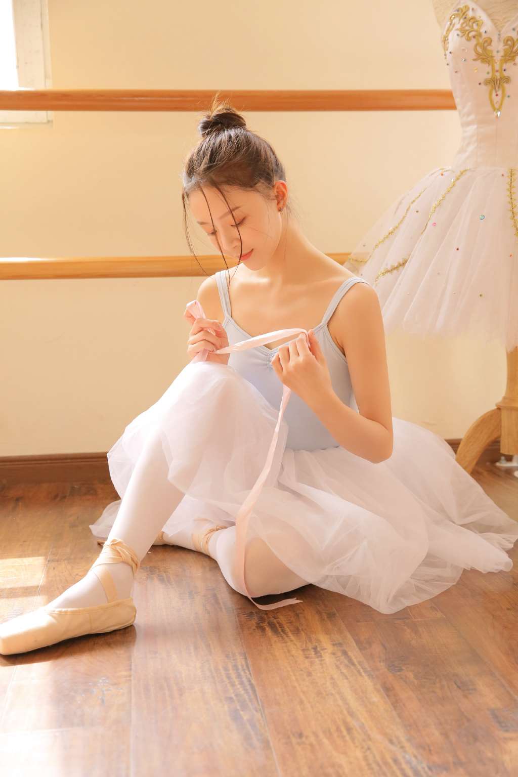 粉红内衣银色高跟白丝女