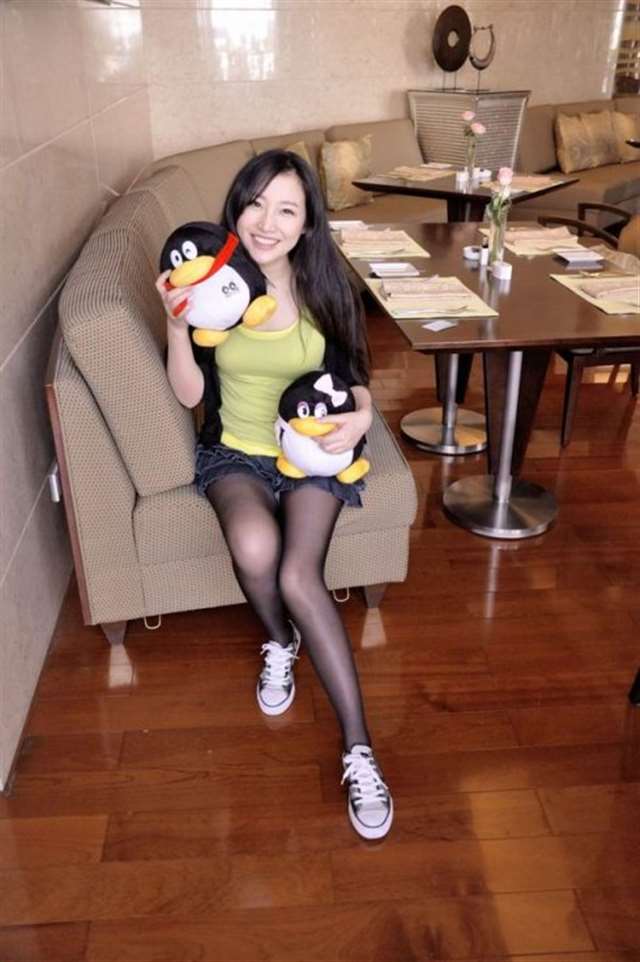 [转载]最新生活照~~黑丝袜和小白牙