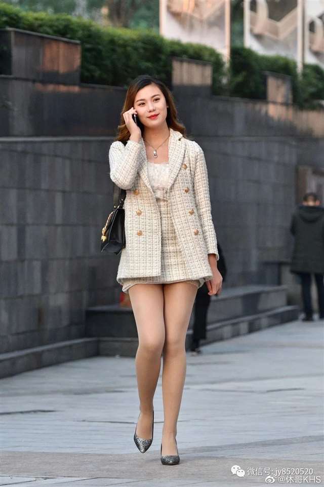 街拍美女:丝袜的不同搭配,穿出不同气质或休闲或优雅!