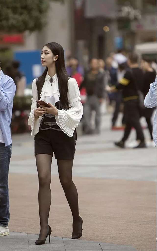 街拍:美女深秋丝袜配高跟,修长玉腿一览无遗,简直美上