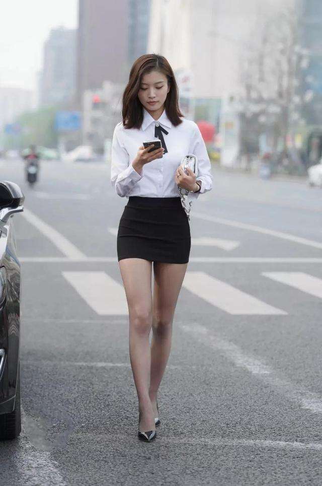 街拍穿黑色丝袜的时尚性感美女