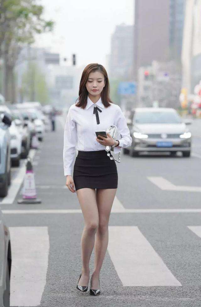 街拍穿黑色丝袜的时尚性感美女