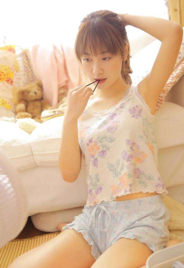 沙滩极品美女 妖姬宅美女叶廖莎