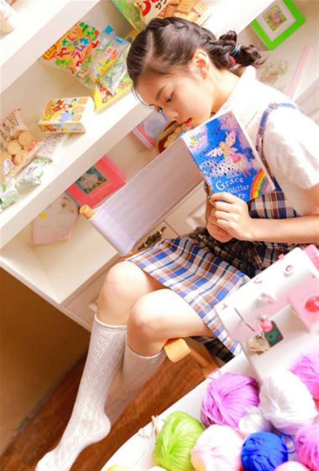 简介:邻家小妹妹白嫩美女性感撩人,分享一组美女写真图片给大家,图中