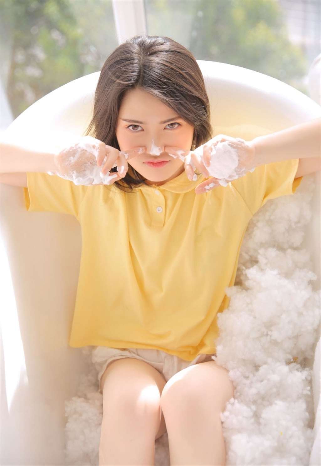 00后美女小清新白嫩肌肤性感撩人写真