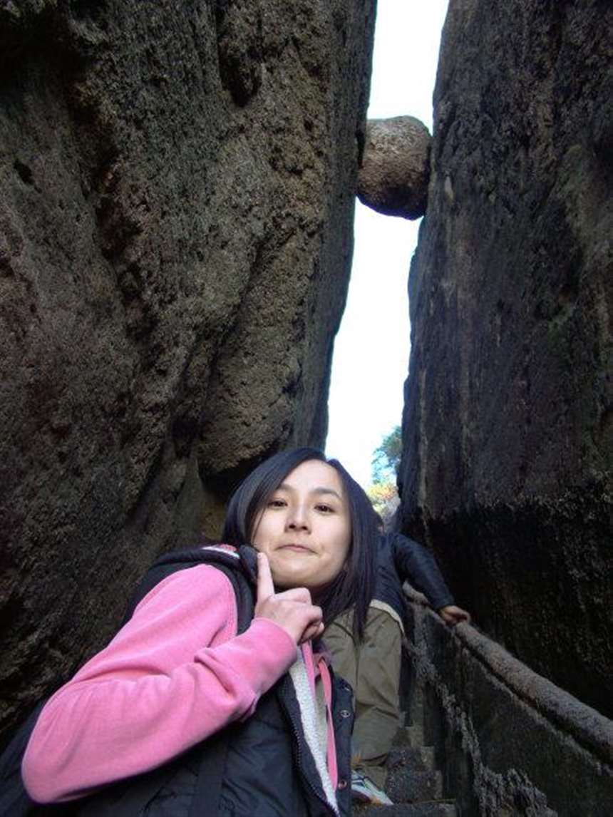 口耐美女走过一线天!