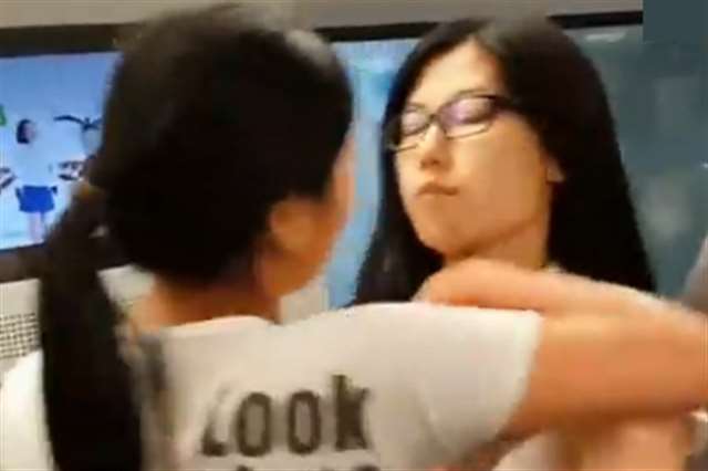 实拍:上海地铁两女因抢座爆冲突互相揪胸