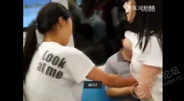 实拍上海地铁两女因抢座爆冲突互相揪胸