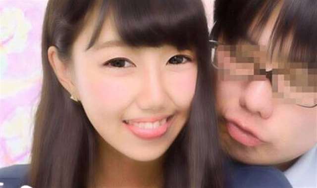 嫩模二人组ad2白背心露沟 当众激吻互摸胸部