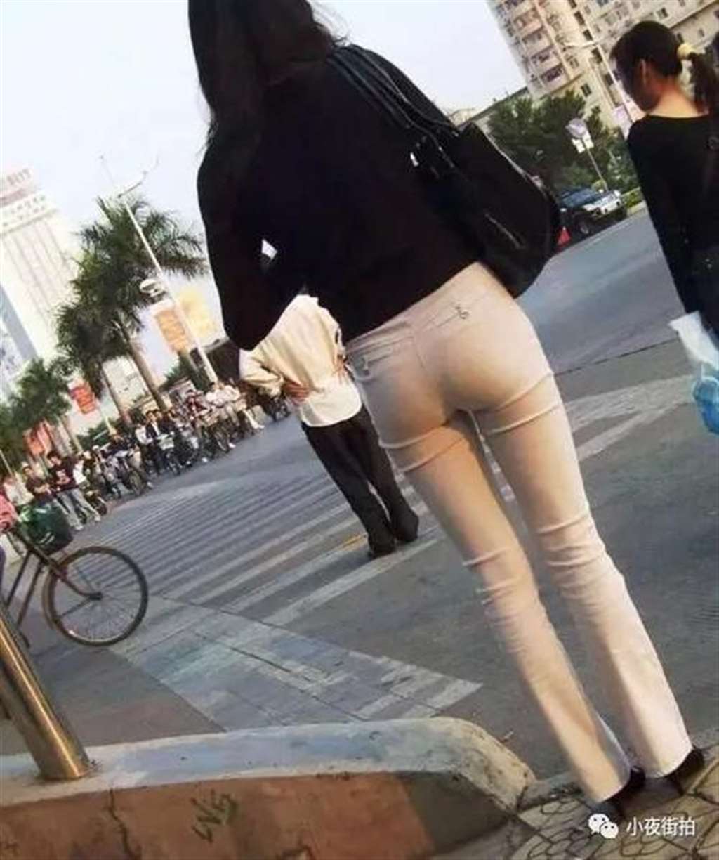 街拍:穿浅白休闲布裤逛街的辣妈,臀圆丰满,对面的男人