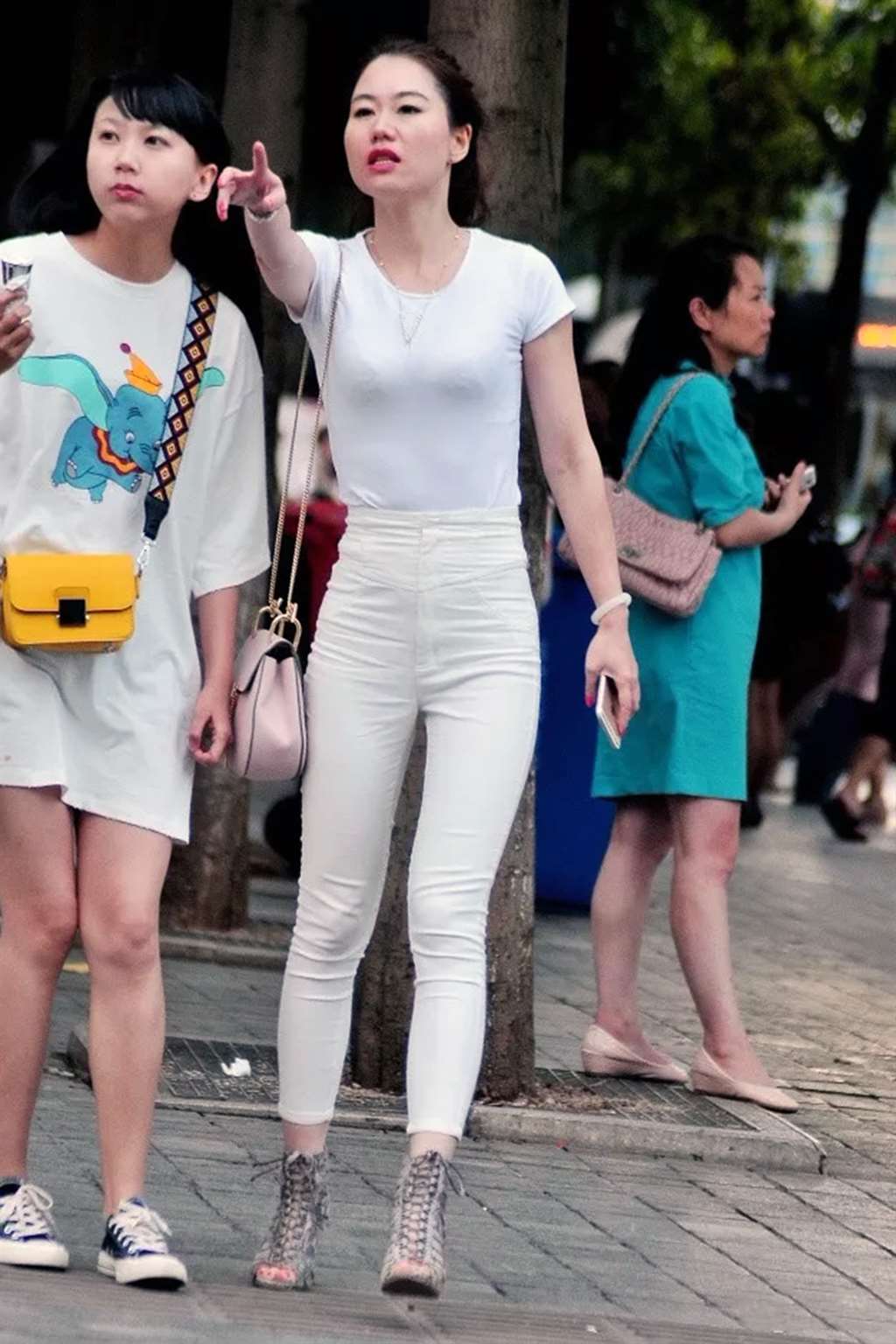 街拍:丰腴紧身白裤大姐姐,身姿很有味道!