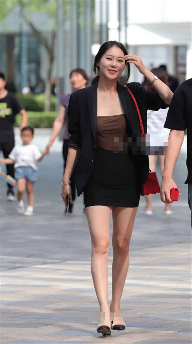 气质少妇,每一步都散发着韵味!