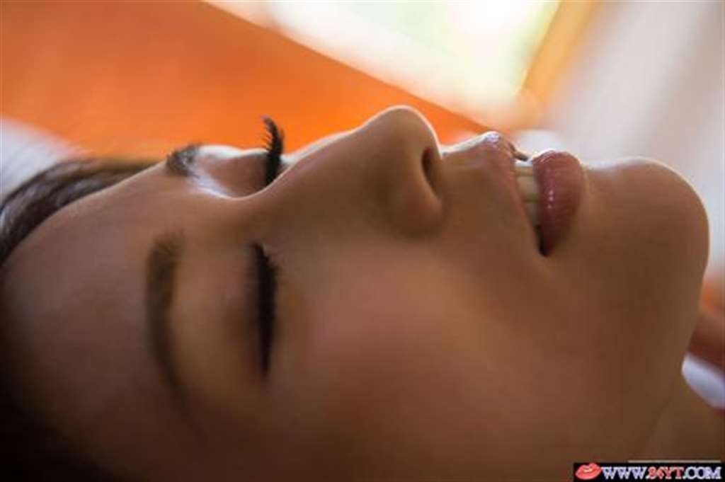 乳房看起来又软又大的少妇[199p]