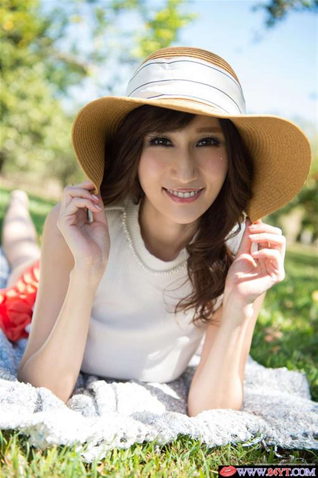 乳房看起来又软又大的少妇[199p]