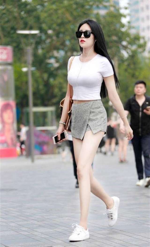 街上偶遇性感小少妇,面容端庄,身材高挑,看着令人赏心