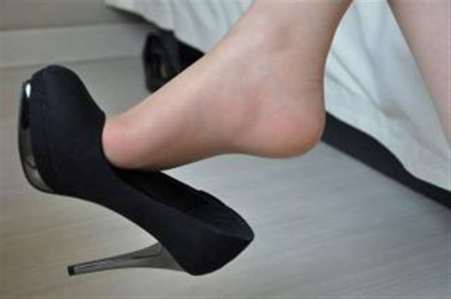 穿性感薄肉丝的少妇特写_[18p]